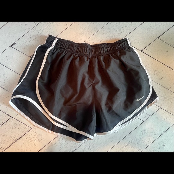 Women’s nike tempo running shorts - Picture 2 of 4